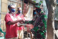 Dandim Sikka Letkol Inf Muhammad Jafar menyerahkan bantuan beras kepada warga tidak mampu di Nangameting, Sabtu (21/8)