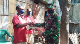 Dandim Sikka Letkol Inf Muhammad Jafar menyerahkan bantuan beras kepada warga tidak mampu di Nangameting, Sabtu (21/8)