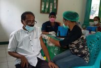 Mantan Wakil Bupati Sikka Paolus Nong.Susar menerima suntikan vaksin dosis pertama di Koramil Alok, Kamis (26/8)