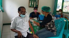 Mantan Wakil Bupati Sikka Paolus Nong.Susar menerima suntikan vaksin dosis pertama di Koramil Alok, Kamis (26/8)