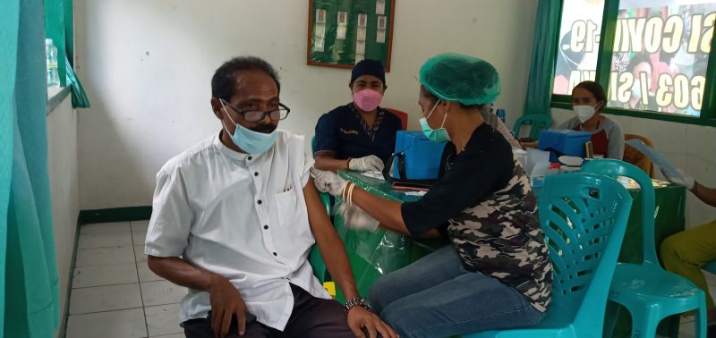 Mantan Wakil Bupati Sikka Paolus Nong.Susar menerima suntikan vaksin dosis pertama di Koramil Alok, Kamis (26/8)