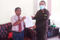 Ketua Askab PSSI Kabupaten Kupang Yohanes Mase (kiri) menyerahkan surat dukungan untuk Chris Mboeik sebagai Ketua Asprop PSSI NTT (foto: istimewa)