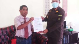 Ketua Askab PSSI Kabupaten Kupang Yohanes Mase (kiri) menyerahkan surat dukungan untuk Chris Mboeik sebagai Ketua Asprop PSSI NTT (foto: istimewa)