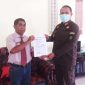 Ketua Askab PSSI Kabupaten Kupang Yohanes Mase (kiri) menyerahkan surat dukungan untuk Chris Mboeik sebagai Ketua Asprop PSSI NTT (foto: istimewa)