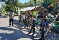 Dandim Sikka sedang memantau penyekatan perbatasan, Kamis (5/8) (foto: istimewa)