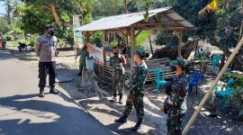 Dandim Sikka sedang memantau penyekatan perbatasan, Kamis (5/8) (foto: istimewa)