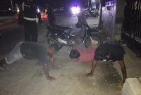Tim Gabungan menghukum push-up warga yang beraktifitas malam tanpa mengenakan masker, Sabtu (7/8) malam (foto: istimewa)