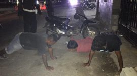 Tim Gabungan menghukum push-up warga yang beraktifitas malam tanpa mengenakan masker, Sabtu (7/8) malam (foto: istimewa)