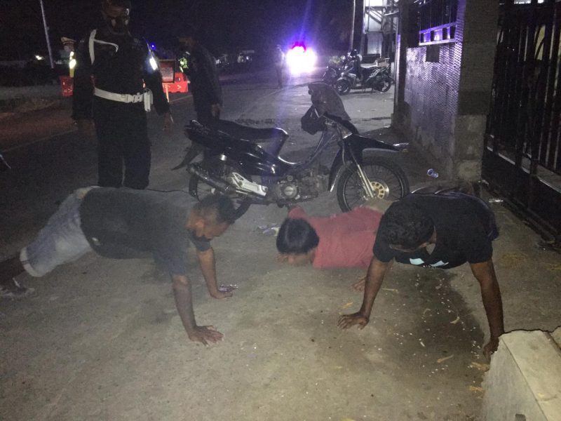 Tim Gabungan menghukum push-up warga yang beraktifitas malam tanpa mengenakan masker, Sabtu (7/8) malam (foto: istimewa)