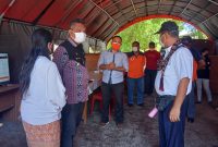 Bupati Sikka Fransiskus Roberto Diogo berada di posko karantina terpusat, Kamis (12/8)
