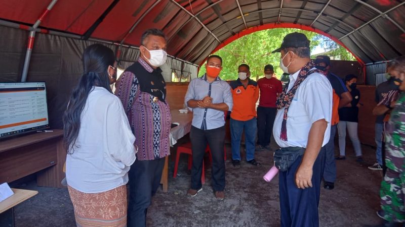 Bupati Sikka Fransiskus Roberto Diogo berada di posko karantina terpusat, Kamis (12/8)
