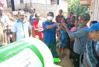 Wakil Ketua Partai Nasdem Sikka Siflan Angi menyerahkan mesin.perontok pada kepada Ketua Gapoktan Bongo Indah, Minggu (15/8) (foto: istimewa)