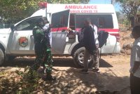 Seorang isoman diantar ambulance Covid ke lokasi karantina terpusat, Rabu (18/8)