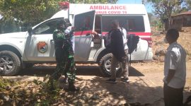 Seorang isoman diantar ambulance Covid ke lokasi karantina terpusat, Rabu (18/8)