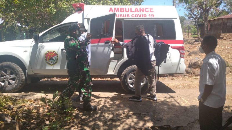Seorang isoman diantar ambulance Covid ke lokasi karantina terpusat, Rabu (18/8)