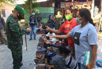 Dandim Sikka membagikan masker secara gratis kepada pedagang tenun ikat Pasar Alok, Selasa (24/8)