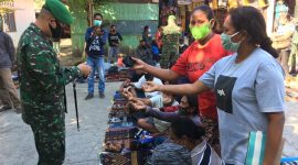 Dandim Sikka membagikan masker secara gratis kepada pedagang tenun ikat Pasar Alok, Selasa (24/8)