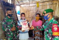 Danramil Alok menyerahkan bantuan beras kepada warga tidak mampu, Rabu (25/8) (foto: istimewa)