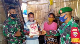 Danramil Alok menyerahkan bantuan beras kepada warga tidak mampu, Rabu (25/8) (foto: istimewa)