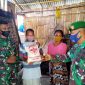 Danramil Alok menyerahkan bantuan beras kepada warga tidak mampu, Rabu (25/8) (foto: istimewa)