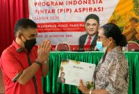 Anggota DPR Andreas Hugo Pareira menyerahkan Beasiswa PIP Aspirasi (foto: istimewa)