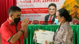 Anggota DPR Andreas Hugo Pareira menyerahkan Beasiswa PIP Aspirasi (foto: istimewa)