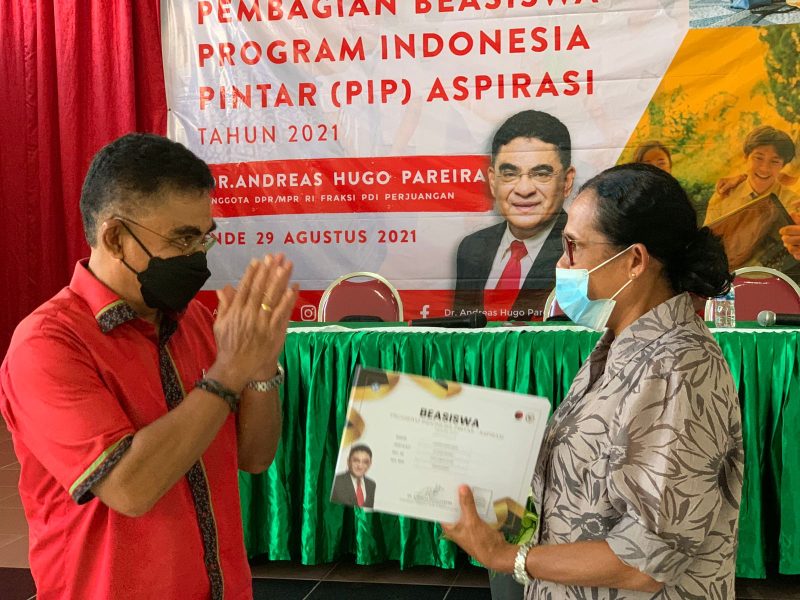 Anggota DPR Andreas Hugo Pareira menyerahkan Beasiswa PIP Aspirasi (foto: istimewa)