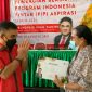 Anggota DPR Andreas Hugo Pareira menyerahkan Beasiswa PIP Aspirasi (foto: istimewa)