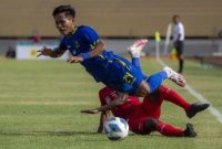 Pemain sepak bola Jawa Barat Yoga Adiyatama (atas) terjatuh saat berebut bola dengan pesepak bola NTT Flabiola Soares (kiri) pada pertandingan penyisihan di Stadion Mandala, Kota Jayapura, Papua, Kamis (30/9) (foto: istimewa)
