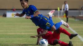 Pemain sepak bola Jawa Barat Yoga Adiyatama (atas) terjatuh saat berebut bola dengan pesepak bola NTT Flabiola Soares (kiri) pada pertandingan penyisihan di Stadion Mandala, Kota Jayapura, Papua, Kamis (30/9) (foto: istimewa)
