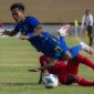 Pemain sepak bola Jawa Barat Yoga Adiyatama (atas) terjatuh saat berebut bola dengan pesepak bola NTT Flabiola Soares (kiri) pada pertandingan penyisihan di Stadion Mandala, Kota Jayapura, Papua, Kamis (30/9) (foto: istimewa)
