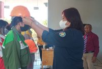 Simbolis pelepasan PKL 68 pelajar SMK Negeri 1 Maumere, Selasa (31/8) 