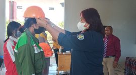 Simbolis pelepasan PKL 68 pelajar SMK Negeri 1 Maumere, Selasa (31/8) 