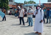 Ketua MPK Keuskupan Maumere Romo fidelis Dua sedang menyampaikan orasi di Kantor Dinas PKO Sikka