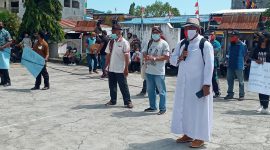 Ketua MPK Keuskupan Maumere Romo fidelis Dua sedang menyampaikan orasi di Kantor Dinas PKO Sikka