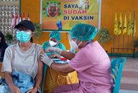 Petugas medis sedang menyuntikkan vaksin sinovac di Sekretariat Partai Golkar Sikka, Jumat (3/9)