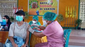 Petugas medis sedang menyuntikkan vaksin sinovac di Sekretariat Partai Golkar Sikka, Jumat (3/9)