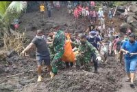 Tim Gabungan mengevakuasi korban meninggal banjir bandang, Sabtu (4/9) (foto: istimewa)