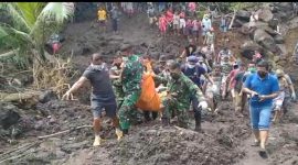 Tim Gabungan mengevakuasi korban meninggal banjir bandang, Sabtu (4/9) (foto: istimewa)