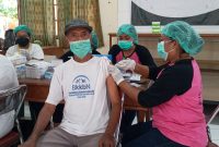 Nikolaus Dindus Iry sedang menjalani vaksinasi di Aula Abdon Longinus, Senin (6/9)