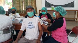 Nikolaus Dindus Iry sedang menjalani vaksinasi di Aula Abdon Longinus, Senin (6/9)