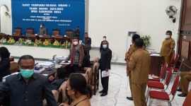 Suasana rapat paripurna saat terjadi gempa di Maumere, Senin (6/9)
