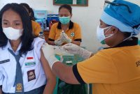 Petronela Renya Rosari Londa, pelajar Kelas X SMAN 1 Maumere menerima suntikan dosis pertama vaksin sinovac di Kantor Koramil Alok, Selasa (7/9)
