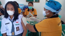 Petronela Renya Rosari Londa, pelajar Kelas X SMAN 1 Maumere menerima suntikan dosis pertama vaksin sinovac di Kantor Koramil Alok, Selasa (7/9)
