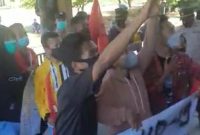 Aktifis GMNI Sikka protes pernyataan Wakil Ketua DPRD Sikka, Kamis (8/9)  (foto: istimewa)