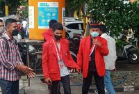 Ketua GMNI Sikka mendatangi Kantor Polres Sikka, Jumat (10/9)