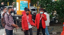 Ketua GMNI Sikka mendatangi Kantor Polres Sikka, Jumat (10/9)