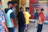 Sejumlah orang tua murid SDN Gaikiu mendatangi Kantor Dinas PKO Sikka, Kamis (15/9)