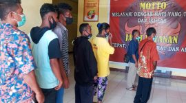 Sejumlah orang tua murid SDN Gaikiu mendatangi Kantor Dinas PKO Sikka, Kamis (15/9)