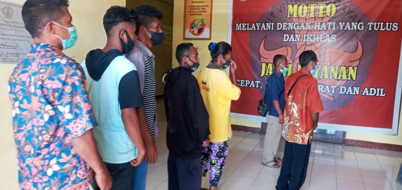 Sejumlah orang tua murid SDN Gaikiu mendatangi Kantor Dinas PKO Sikka, Kamis (15/9)